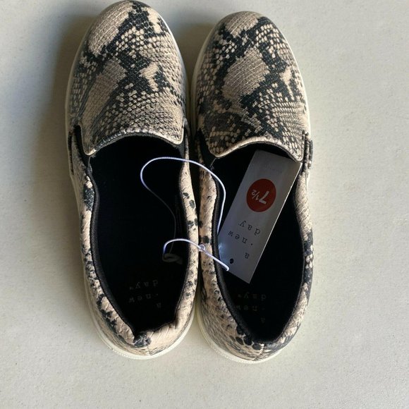 A new day snakeskin print NWT womens sneakers Size 7.5 - Picture 4 of 5